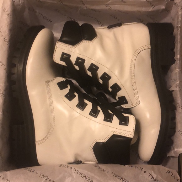 Kendall & Kylie boots - Picture 5 of 8